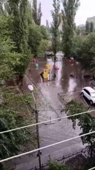 Воронеж затопило — люди передвигаются по улицам по пояс в воде