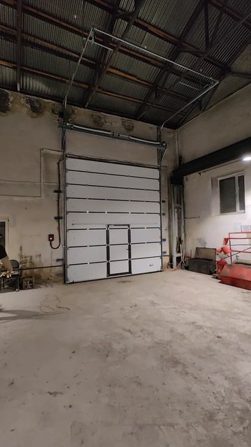 Промышленные секционные ворота со встроенной калиткой. Alutech, серия Protrend.