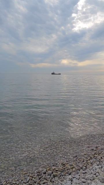 пляж Сосновка под Геленджиком - красивое море и высокие скалы