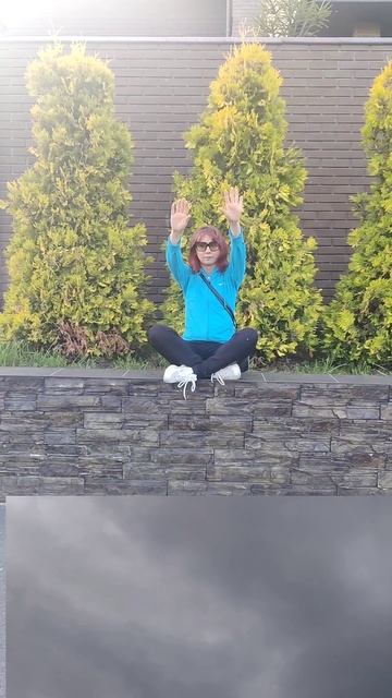 Вечерняя прогулка вдоль заборов ща малиной