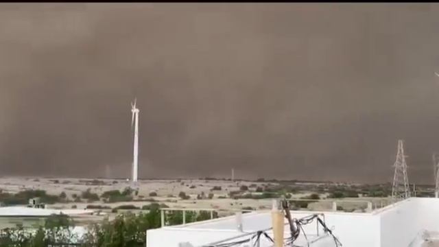 В ожидании песчаной бури близ Карачи (Пакистан, 15.07.2025).