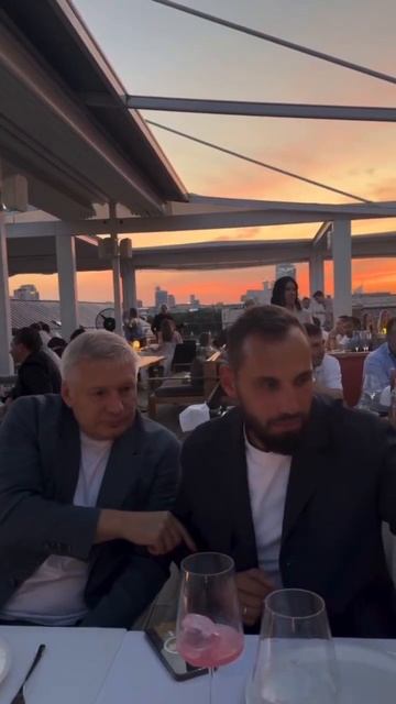 Ксюша Бородина с Олей Орловой и их мужьями 🤍