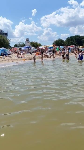 Огромное количество народа на ПЛЯЖАХ Ейска/Море- кипяток!