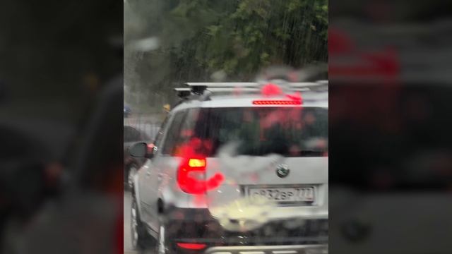 Автомобиль застрял в луже