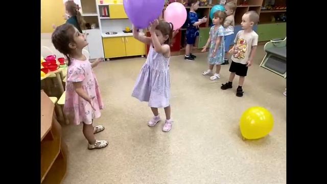 «Игры с воздушными шариками» младшая группа «Карапузики»👍