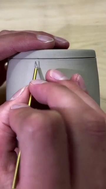 Вырезание узора на чашке