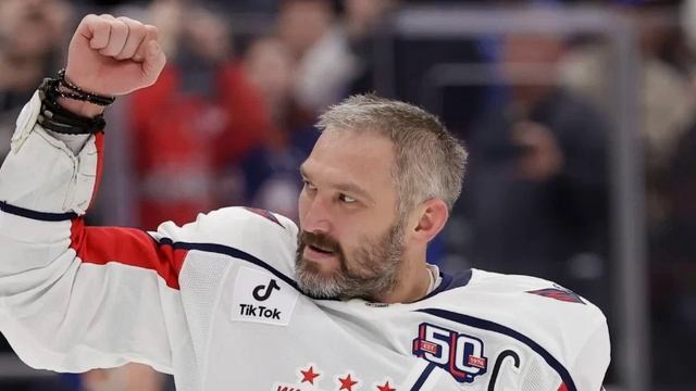 Овечкин поучаствовал в открытии отремонтированной площадки в Москве, где он занимался в детстве.