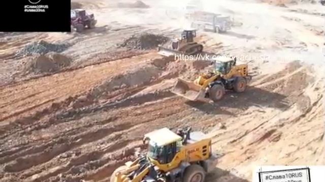 Засыпка Земли На Высоком Уровне Блестящий Колесный Погрузчик Бульдозер Толкающий Срезающий Выравнива