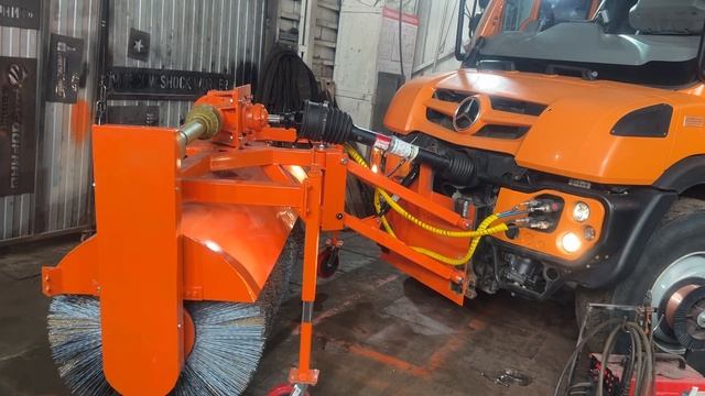 Щетка передняя механическая на Mercedes Unimog U-423T от завода МосУдарник