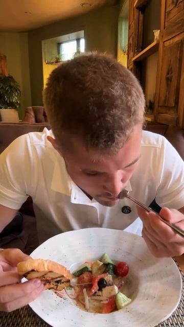 Ромка ресторанным критиком заделался? 🤔