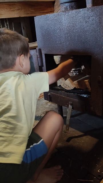 Как затопить печку с помощью одной спички