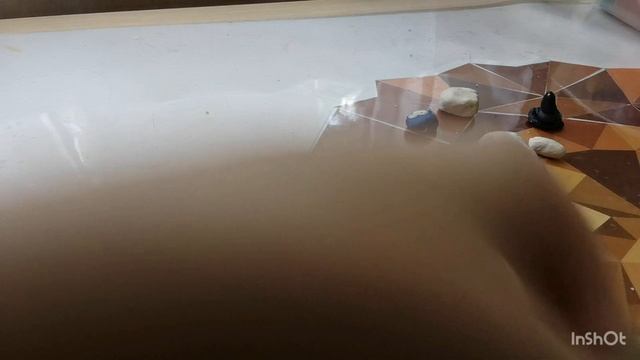 показываю ребёнку как слепить амонгаса