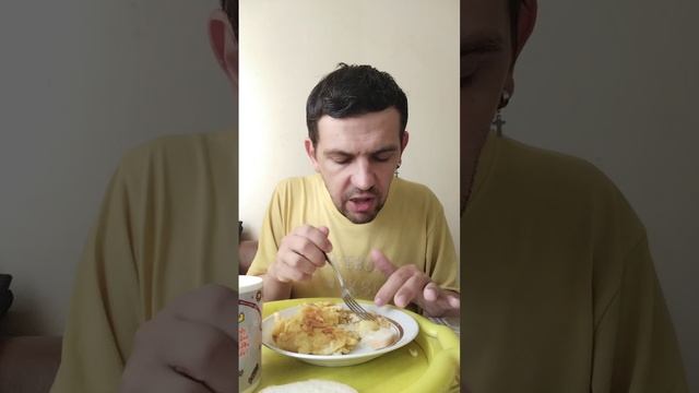 Обжор завтрак на обед, жареная картошка с яйцом, пальчики оближешь