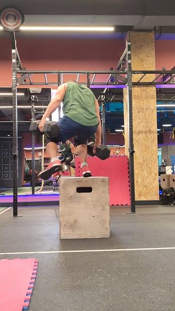 Меткон: канат, перешагивание тумбы, отжимания в стойке на руках.