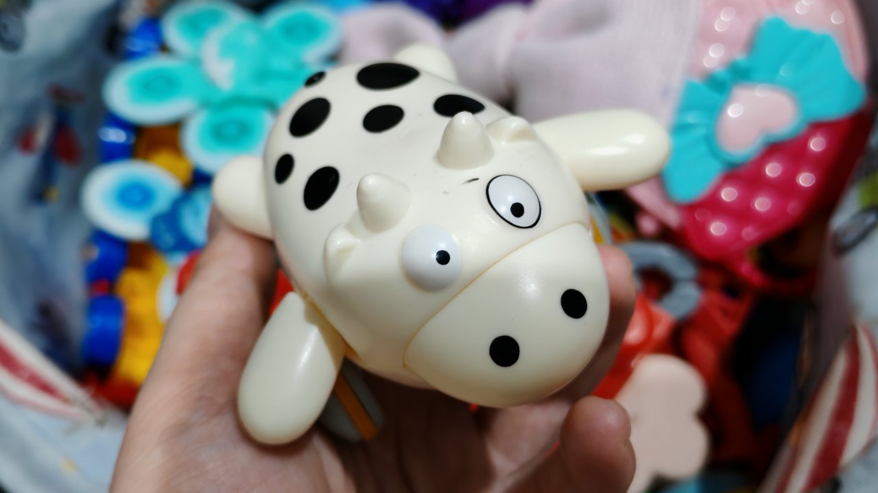 играем в заводную детскую игрушку