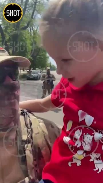 Маленькая девочка и Русский солдат