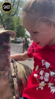 Маленькая девочка и Русский солдат