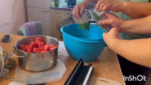 засыпаем зелень (укроп) в конверт