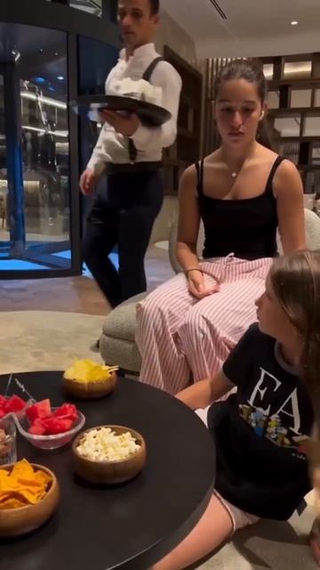 Подписчиков Ксении удивило поведение её младшей дочери Теоны