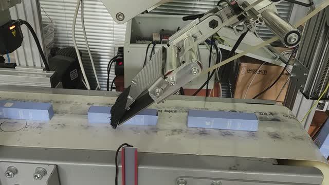 Экспериментальное нанесение этикетки на узкую коробку для косметики