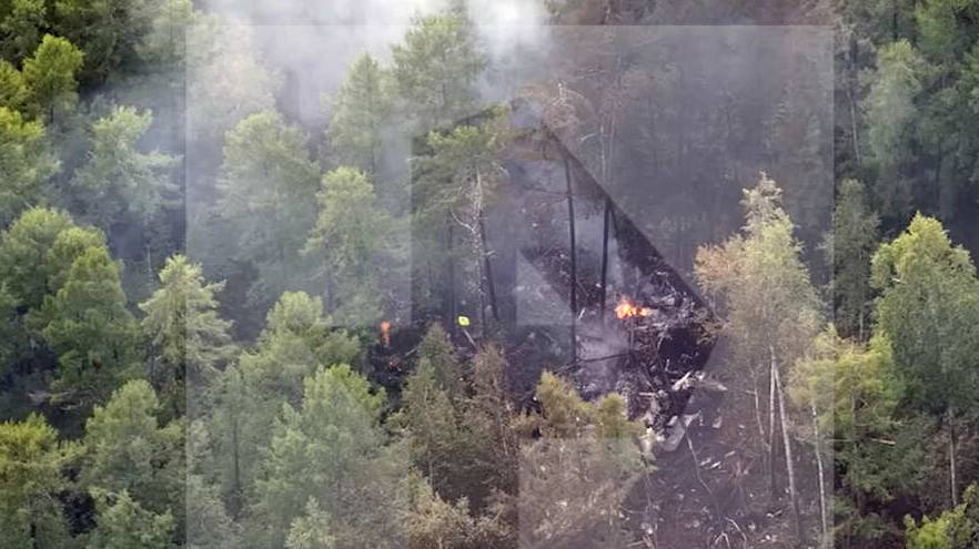Кадры пожара на месте крушения Ан-24 в Приамурье