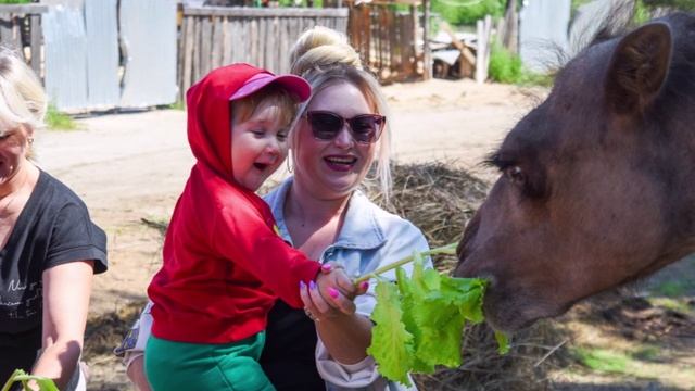 "ЭТИМ ЛЕТОМ В ЧУСОВОМ"... (Фото Сергея ЗЛОБИНА (Чусовой) - Играет Алексей АРХИПОВСКИЙ (балалайка))