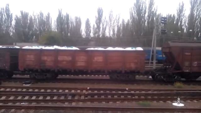 Тепловоз ЧМЭ3т-6990 выполняет вытяжку состава на горку по станции Херсон