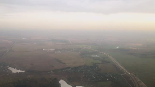 Видео из иллюминатора самолёта при взлёте из аэропорта Домодедово во время дождя