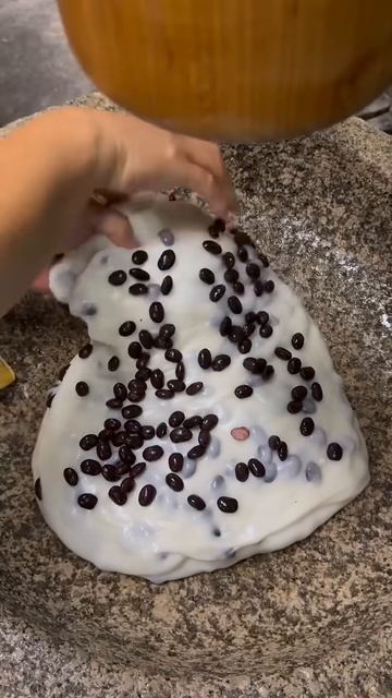 K__LRqeV0Pg - 特大餅つき機で作る黒豆大福🍡大粒の黒豆が入った特製豆大福はもちもちで餡子の甘みが幸せすぎる【明や】#和菓子 #japanesefood #shorts