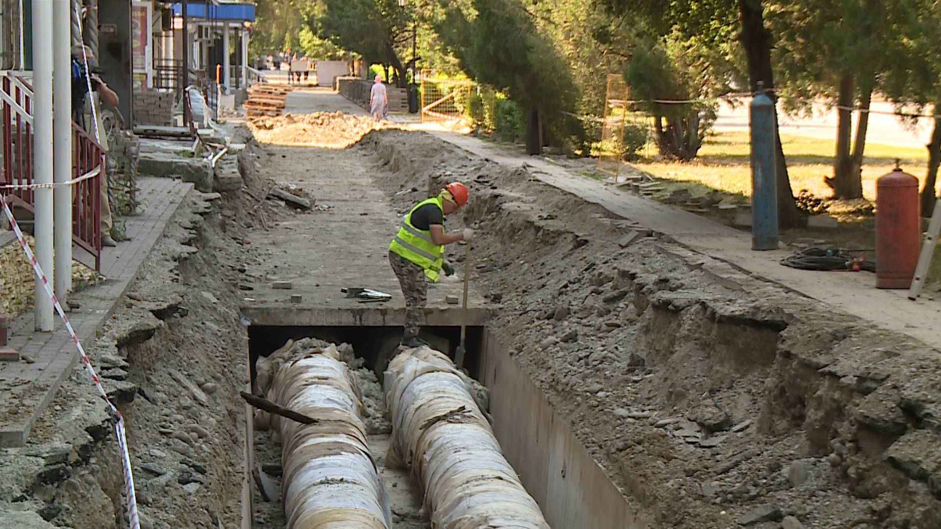 В Невинномысске продолжают ремонт старых участков теплотрассы