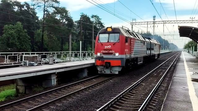 Тепловоз 2ТЭ25Км-0432 (ТЧЭ-2) следует резервом.