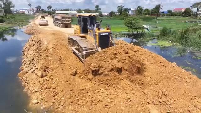 Самосвал Весом 25 ТОНН Разгружает Грунт И Засыпает Камни Бульдозером SHANTUI