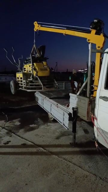 Кран манипулятор КМУ 1т работает с весом машинки 420кг