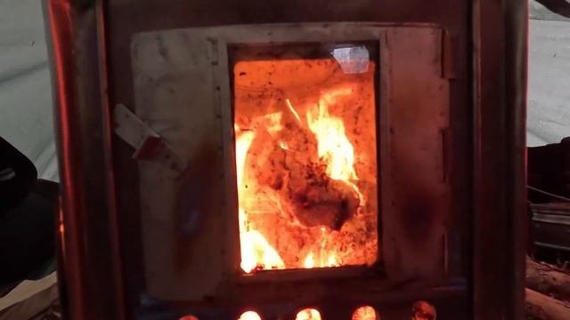 Горение туристической печи в палатке 8 часов фоновое видео для сна или отдыха зациклено
