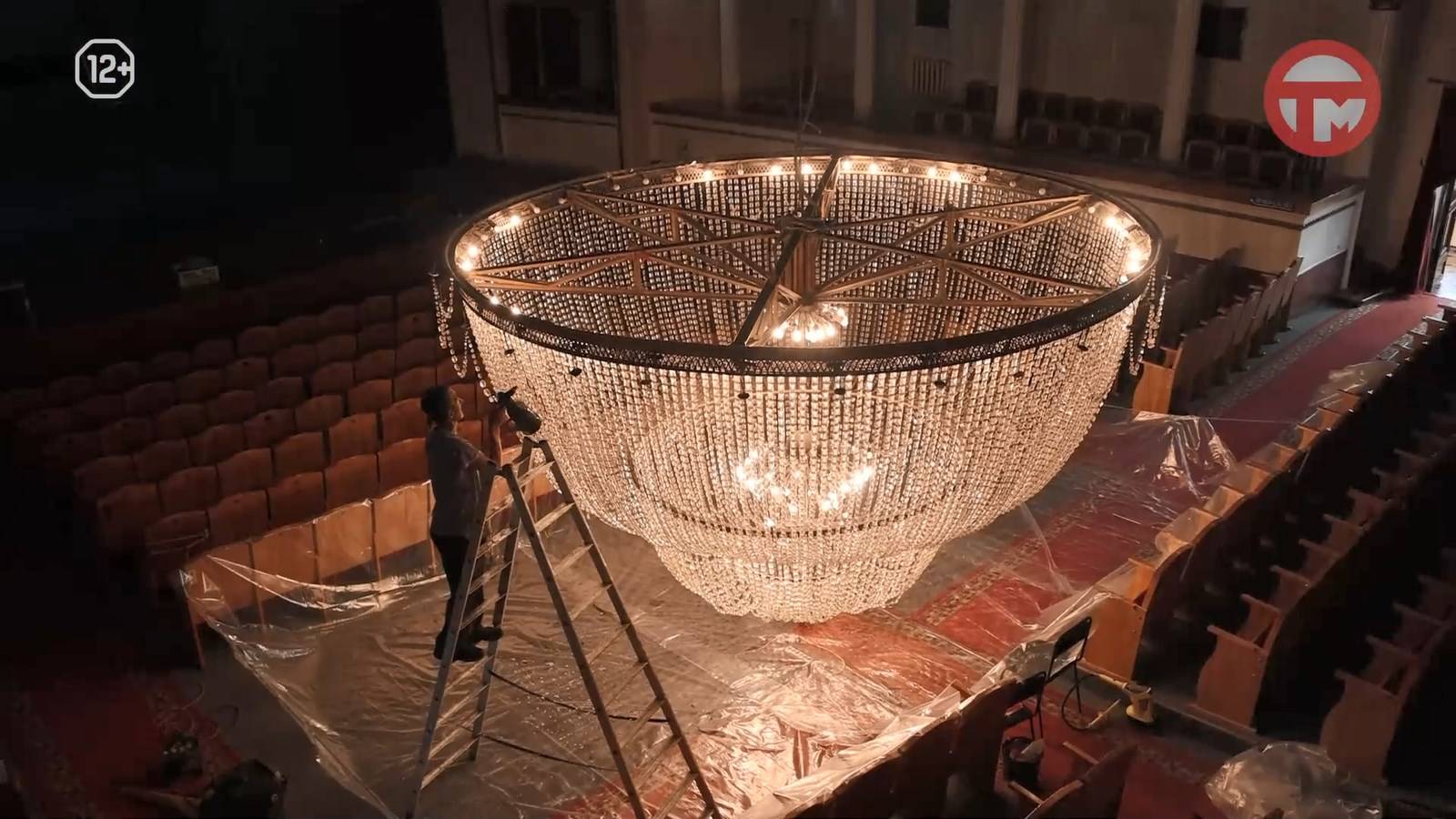 Люстра большого зала в Доме офицеров проходит ежегодное техническое обслуживание