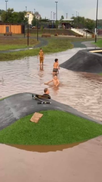 После дождя скейт-парк на набережной превратился в настоящий «бассейн».