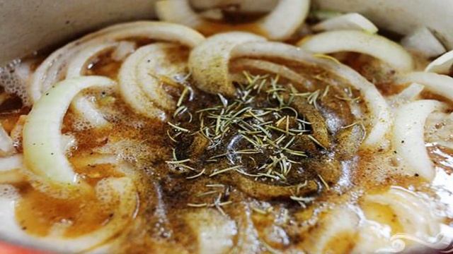 Говядина тушенная в пиве с луком