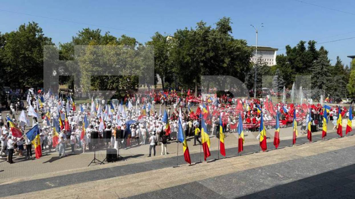 В Кишиневе на протест против правления Санду вышли тысячи человек