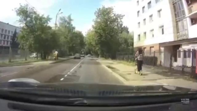 🛴В Королеве девушка на самокате едва не попала под колеса машины🛴