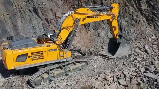 работа экскаватора LIEBHERR R992,