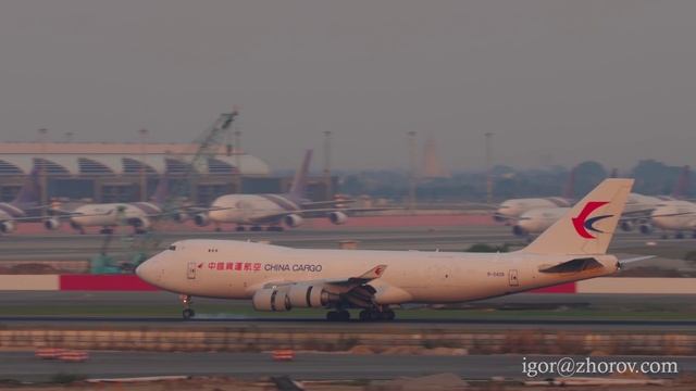 Грузовой Боинг 747 авиакомпании China Cargo приземляется в аэропорту Бангкока.