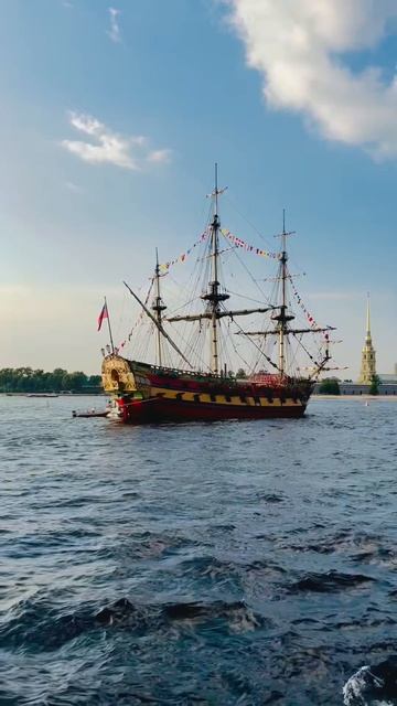 Парусник Полтава на Неве к празднованию Дня ВМФ в Санкт-Петербурге