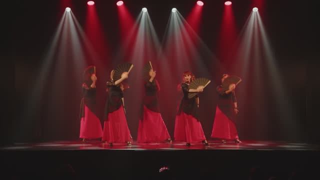 Красивый танец с веерами "Испанская фантазия" в исполнении коллектива VeilDance. Fusion Bellydance