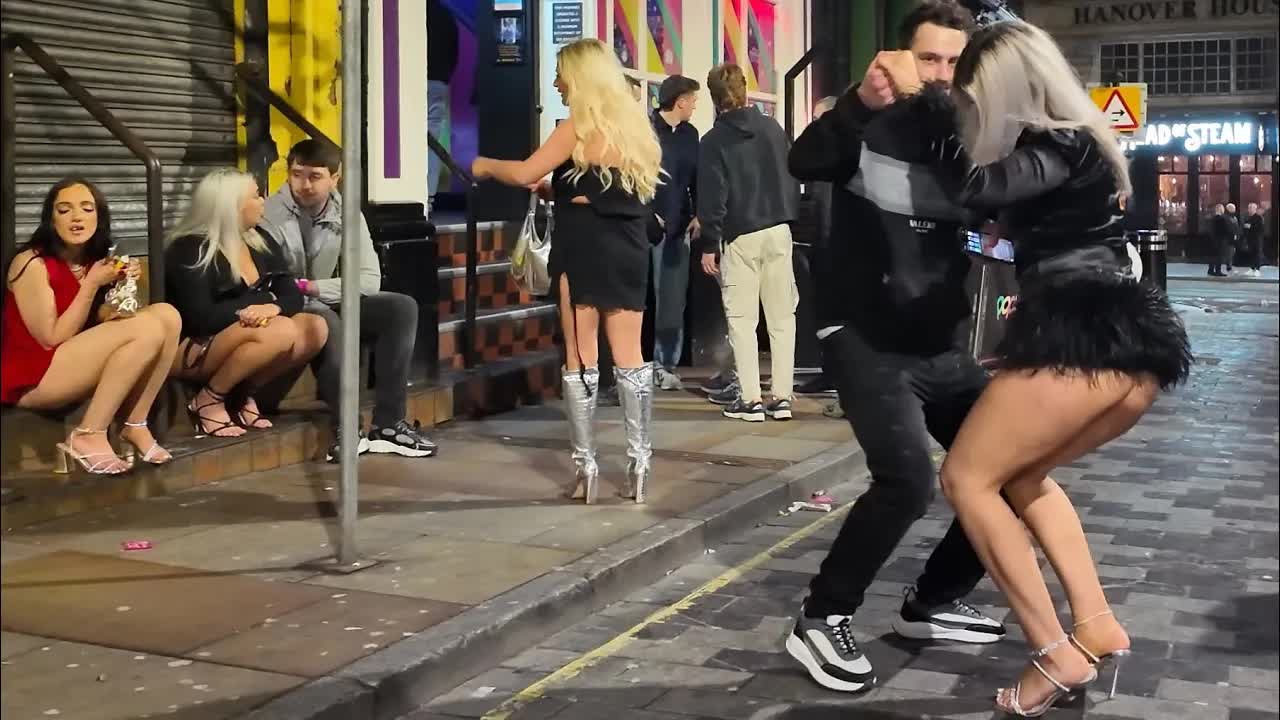 Ночная прогулка по Ливерпулю с красивыми девушками