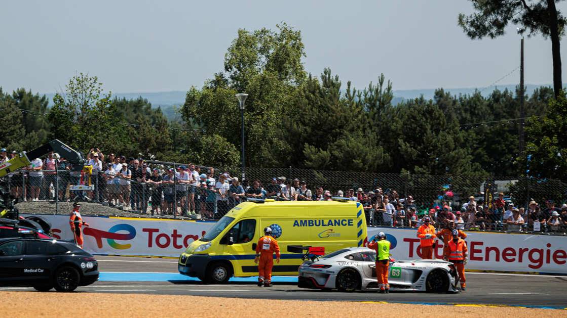 Число погибших при наезде авто на зрителей на ралли во Франции возросло до трех