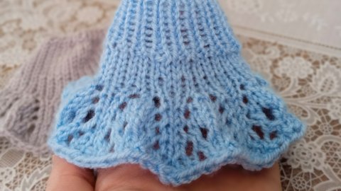 Оформляем край юбки ажурной рюшей. Вяжем по кругу