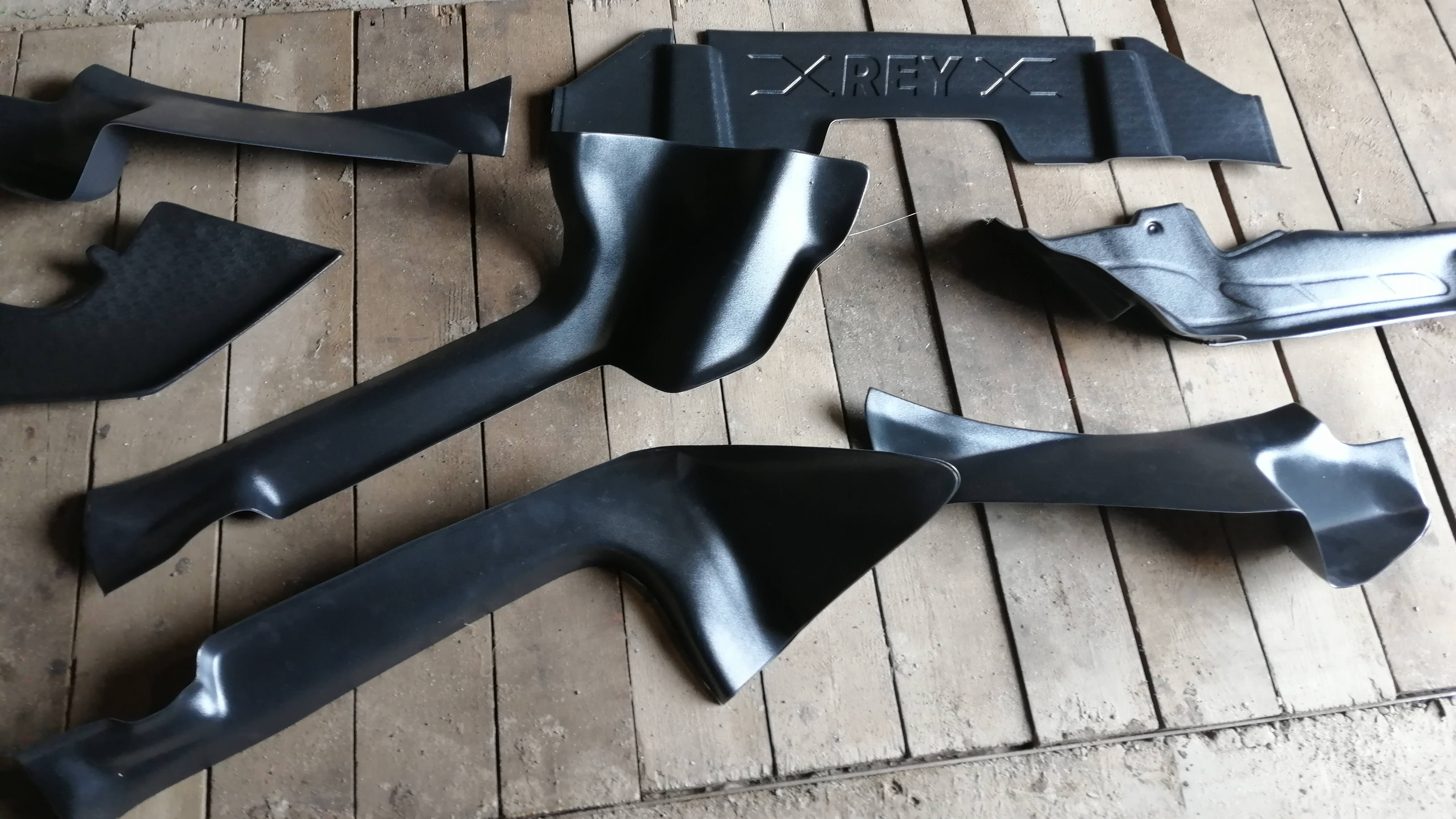 Накладки порогов в салоне Лада Х-Рей.