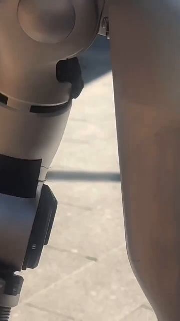 Девушка запечатлела кадры, как киборг T-800 гуляет прямо по улице и рекламирует магазин.