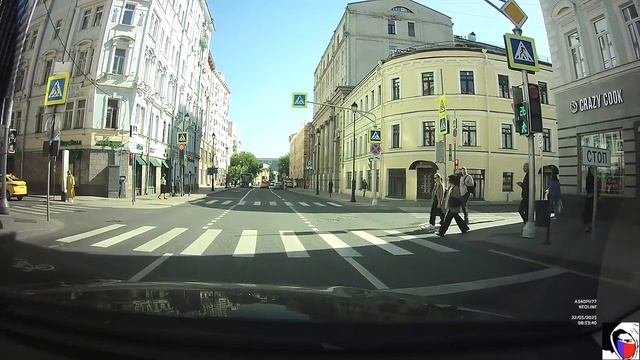 Такси и Велосипедист. Таксист не пропустил мигалку и въехал в велосипедиста.