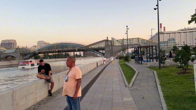 Ночные Улицы, Пульсирующие Жизнью и Тёплым Сиянием